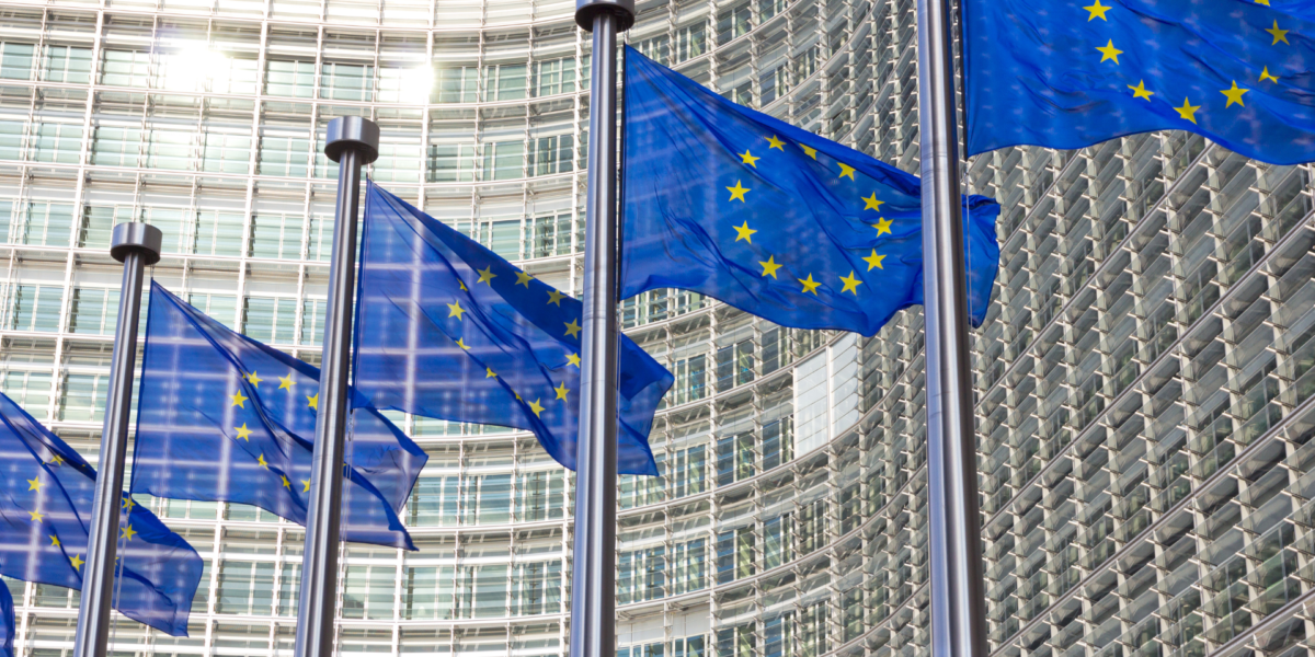 EU-kommissionen flaggor utanför EU-kommissionen